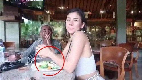 四百万粉丝的女网红吃瓜